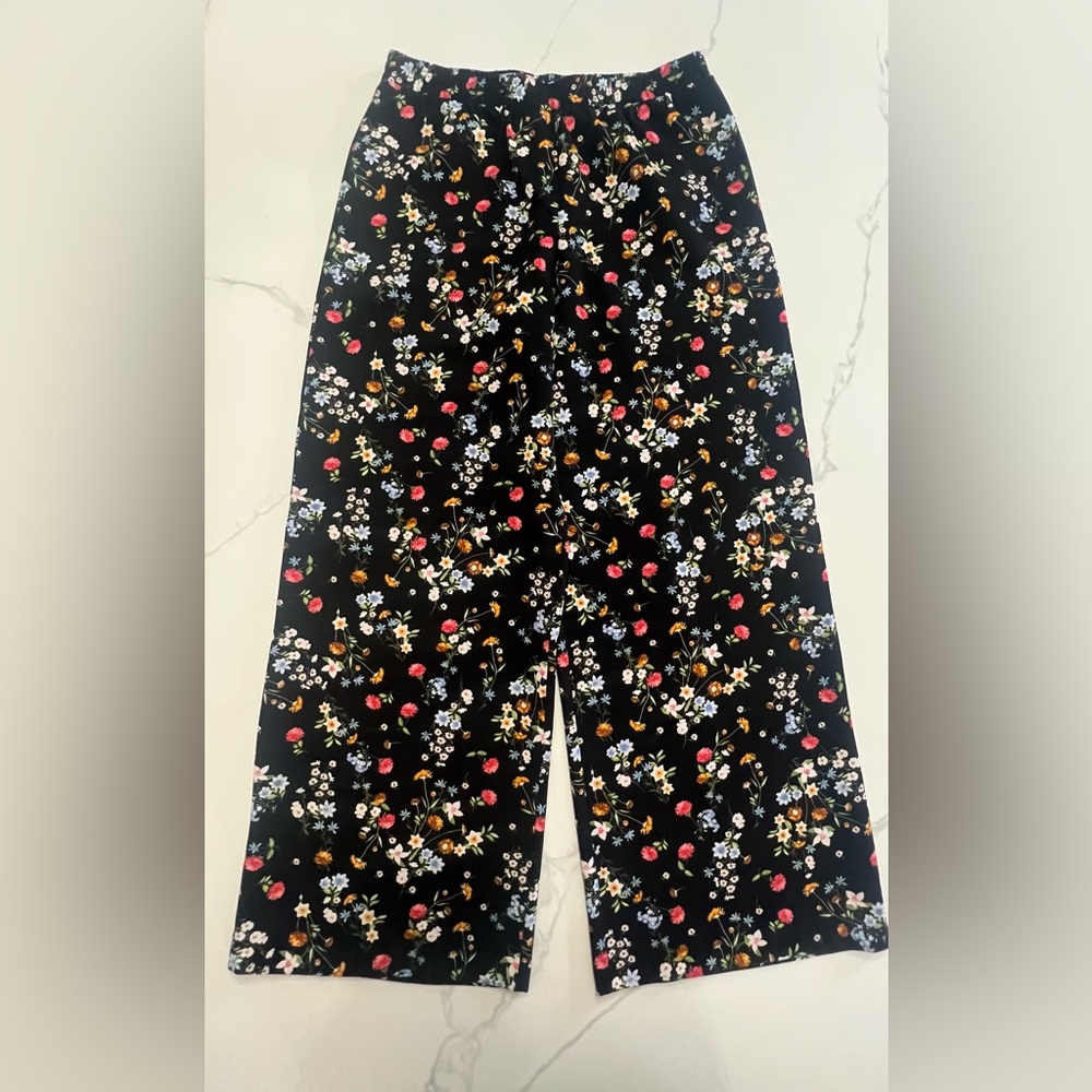 Nwot Roz & Ali pants, elastic waist band, black, flowered.
Size M